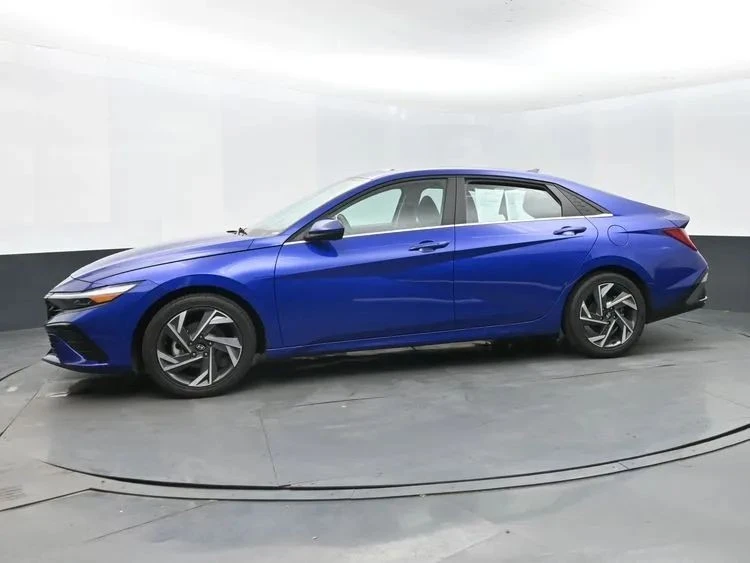 2025 Hyundai Elantra - Image 5 of 12
