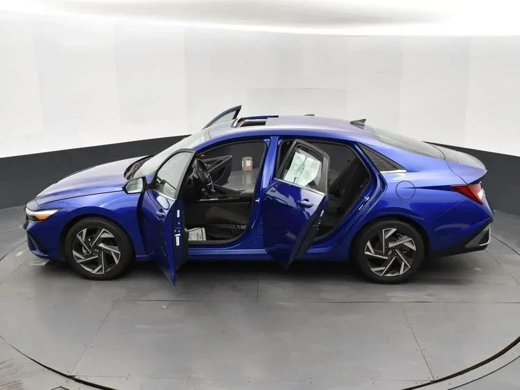 2025 Hyundai Elantra - Image 7 of 12