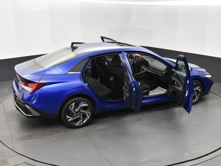 2025 Hyundai Elantra - Image 6 of 12