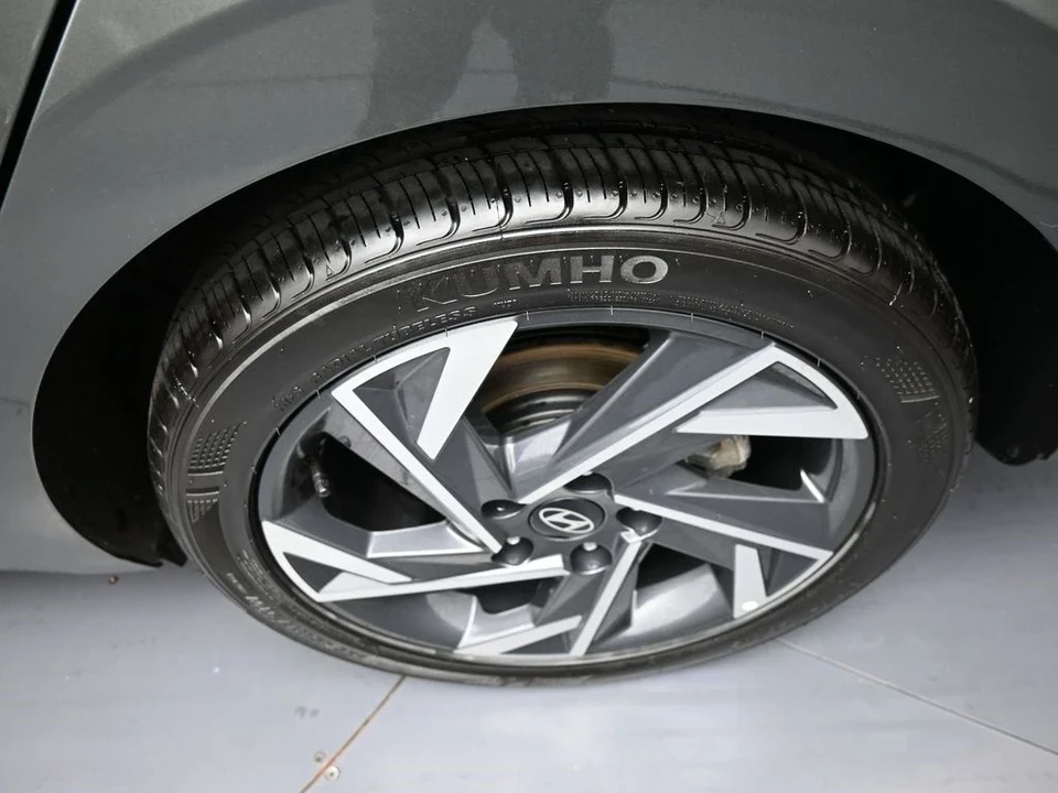 2025 Hyundai Elantra - Image 15 of 21