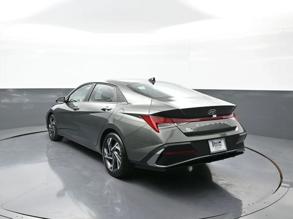 2025 Hyundai Elantra - Image 8 of 21
