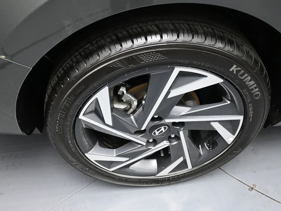 2025 Hyundai Elantra - Image 12 of 21