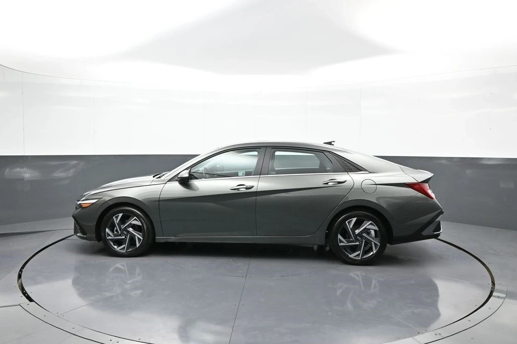 2025 Hyundai Elantra - Image 9 of 21