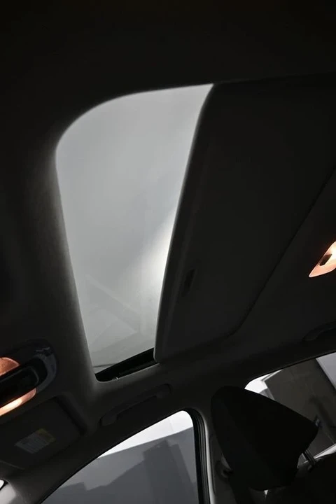 2025 Hyundai Elantra - Image 18 of 21