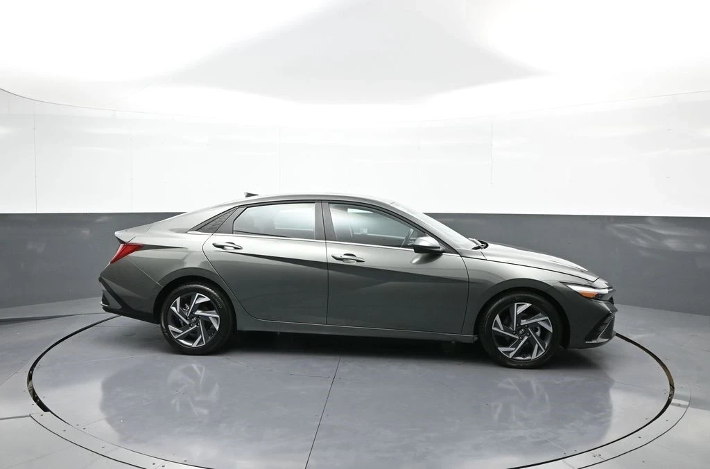 2025 Hyundai Elantra - Image 5 of 21