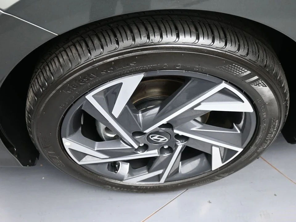 2025 Hyundai Elantra - Image 14 of 21