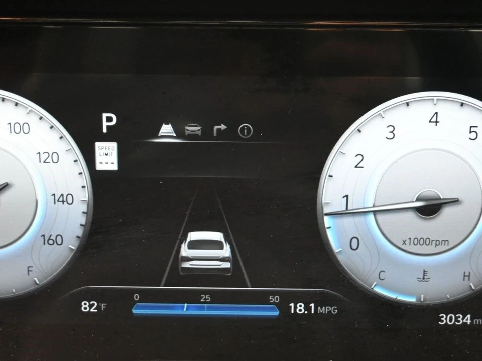 2025 Hyundai Elantra - Image 16 of 21