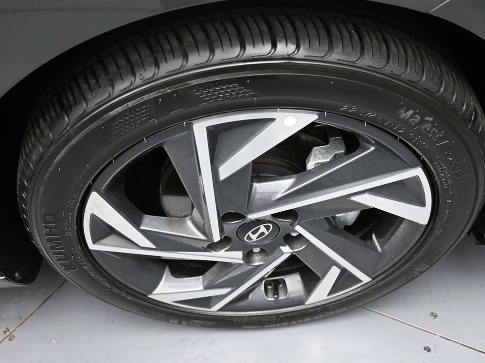 2025 Hyundai Elantra - Image 13 of 21