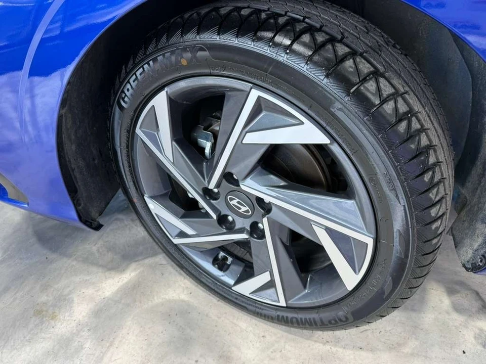 2025 Hyundai Elantra - Image 13 of 31