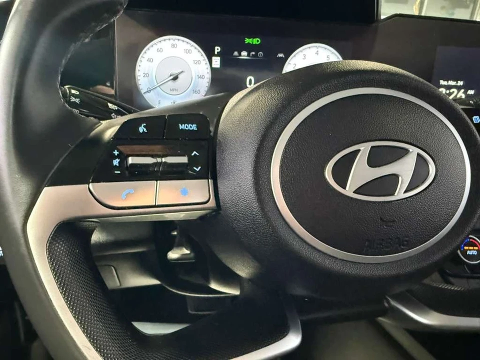 2025 Hyundai Elantra - Image 18 of 31