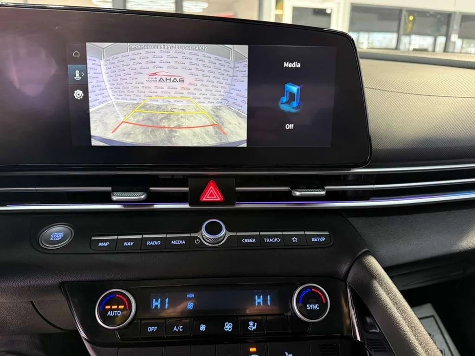 2025 Hyundai Elantra - Image 28 of 31
