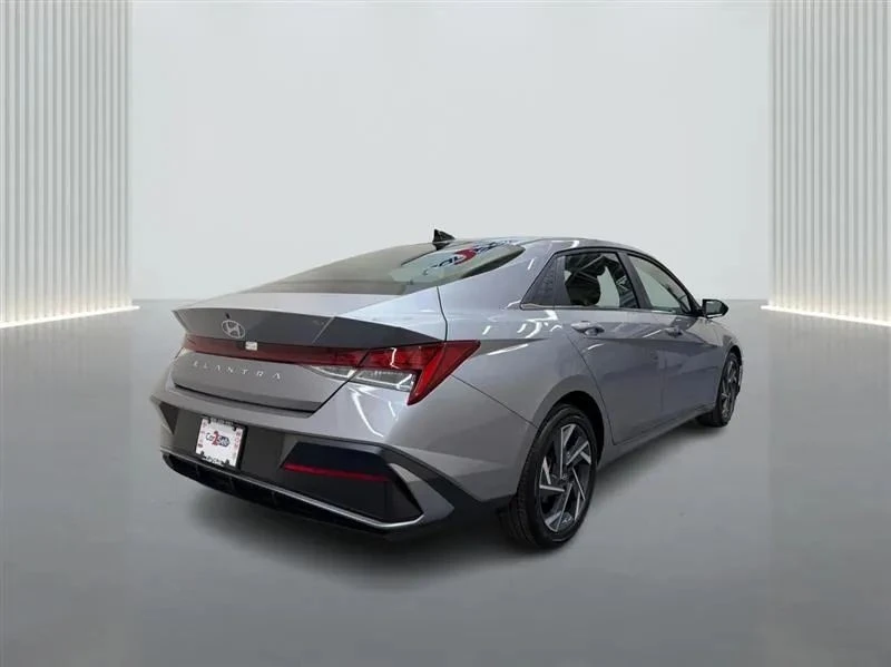 2025 Hyundai Elantra - Image 5 of 12