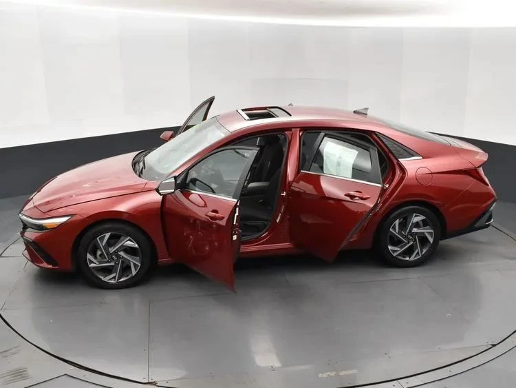 2025 Hyundai Elantra - Image 7 of 12