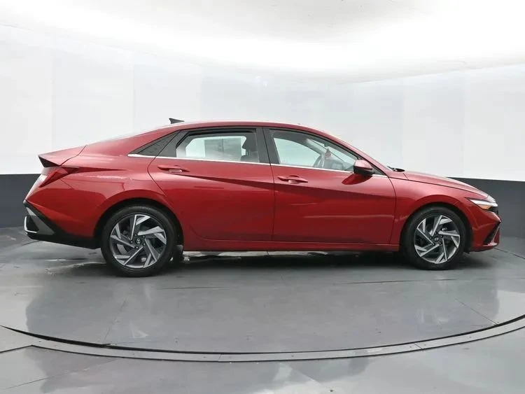 2025 Hyundai Elantra - Image 4 of 12