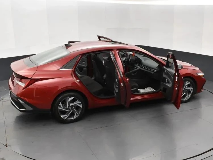 2025 Hyundai Elantra - Image 6 of 12