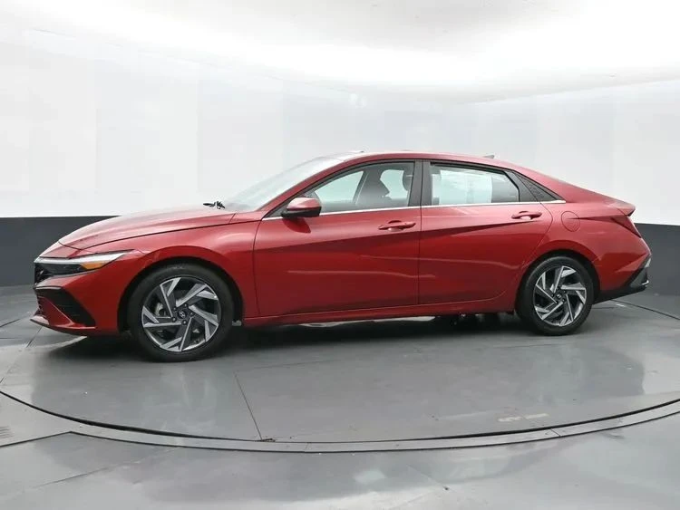 2025 Hyundai Elantra - Image 5 of 12