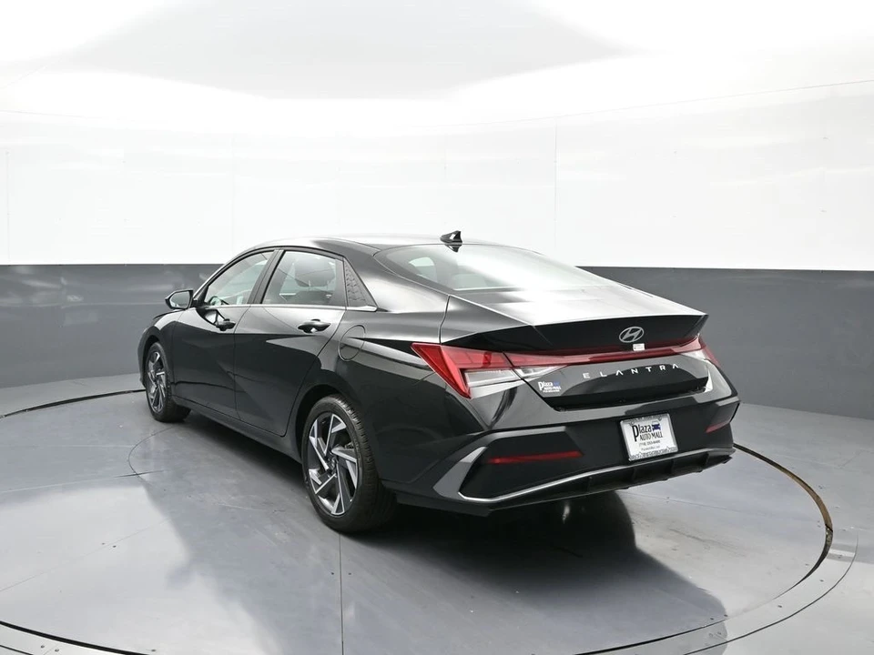 2025 Hyundai Elantra - Image 8 of 12