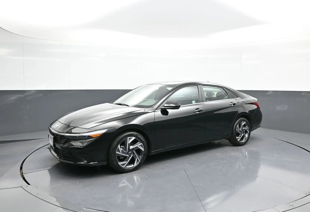2025 Hyundai Elantra - Image 10 of 12