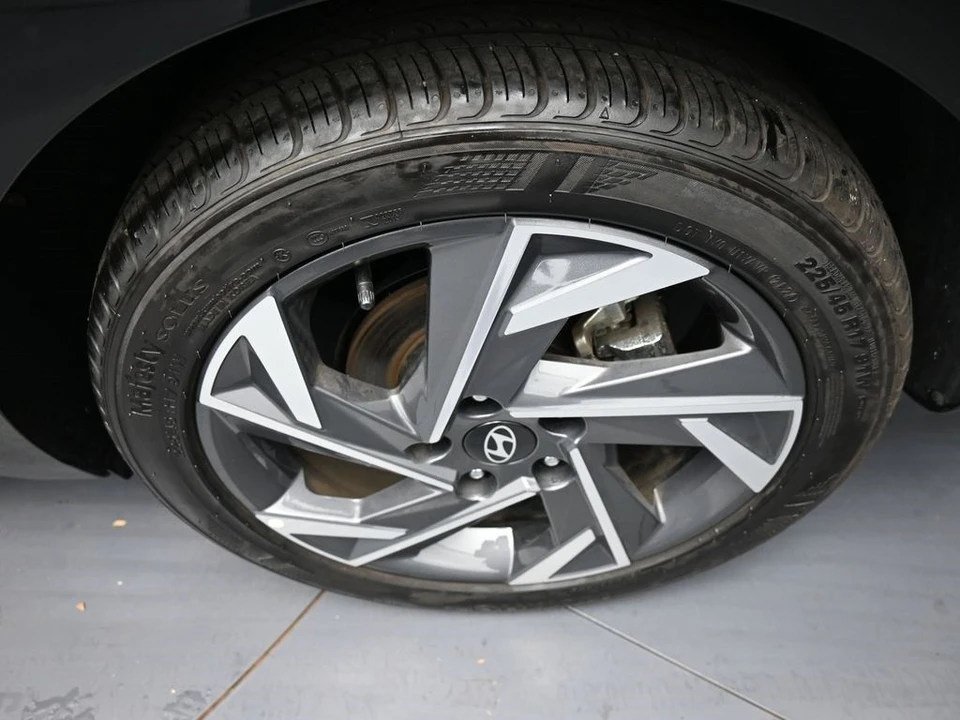 2025 Hyundai Elantra - Image 15 of 21