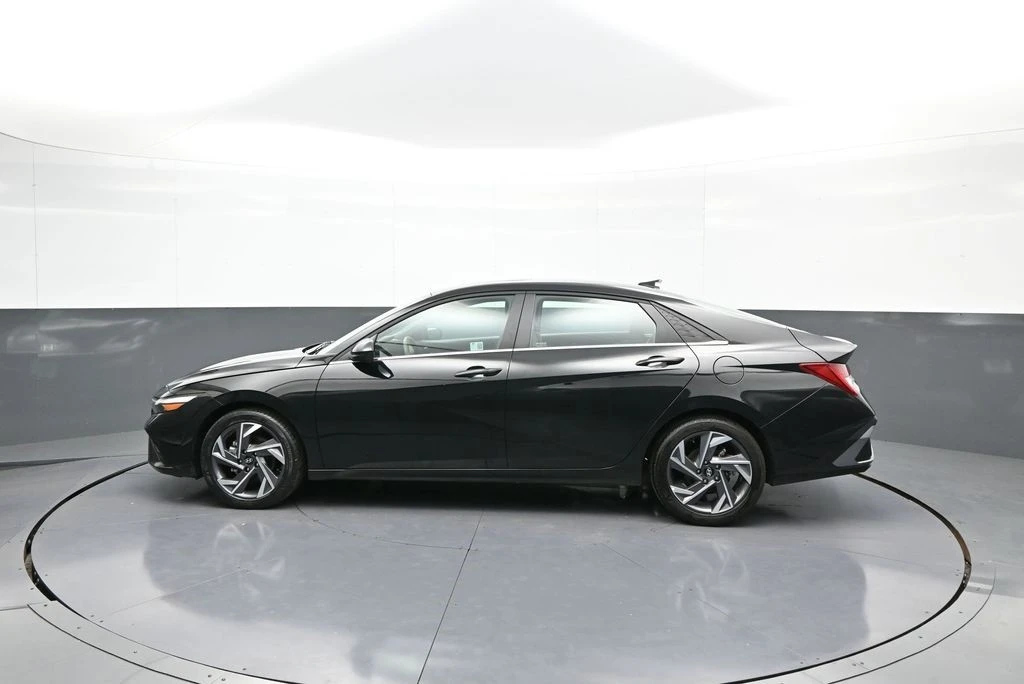 2025 Hyundai Elantra - Image 9 of 12
