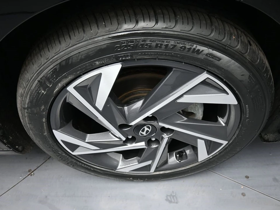 2025 Hyundai Elantra - Image 13 of 21