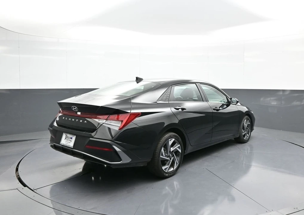 2025 Hyundai Elantra - Image 6 of 12