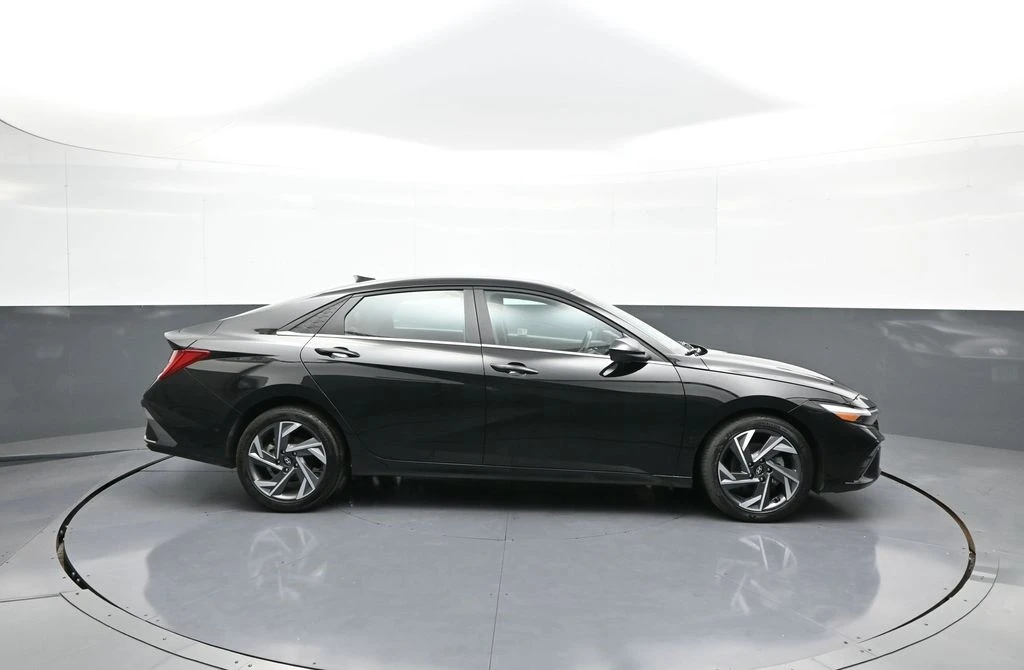 2025 Hyundai Elantra - Image 5 of 12