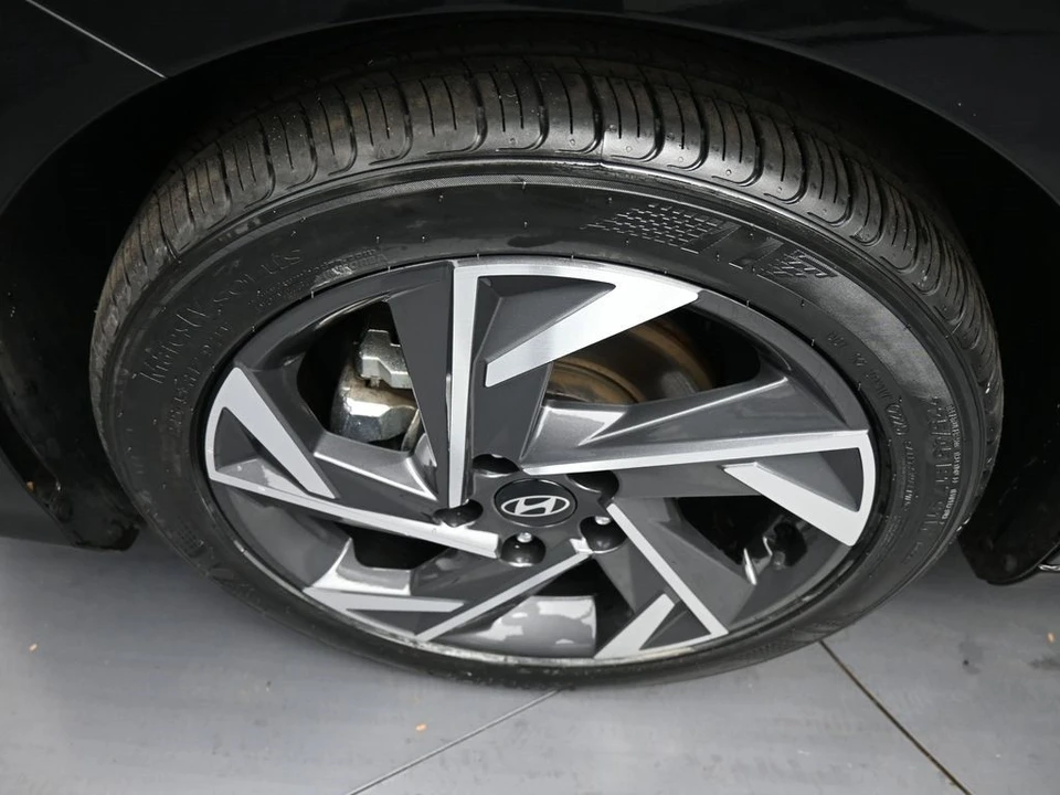 2025 Hyundai Elantra - Image 14 of 21