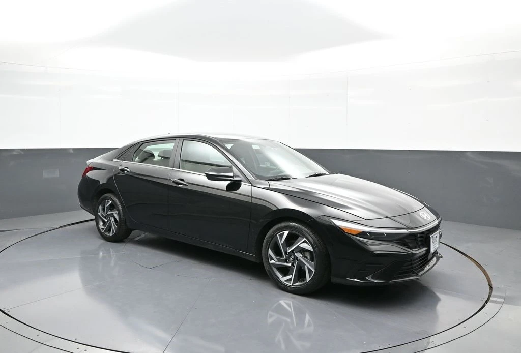2025 Hyundai Elantra - Image 4 of 12