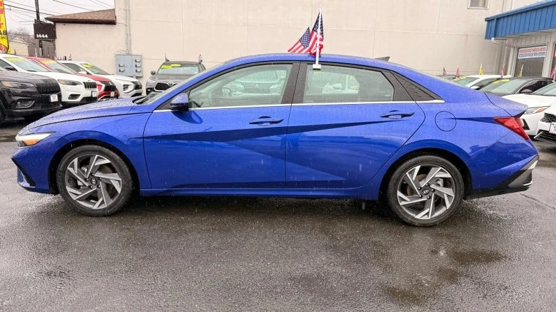2025 Hyundai Elantra - Image 10 of 12