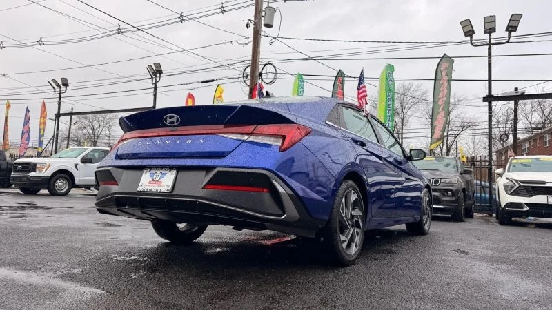 2025 Hyundai Elantra - Image 9 of 12