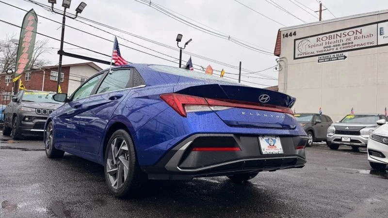 2025 Hyundai Elantra - Image 8 of 12