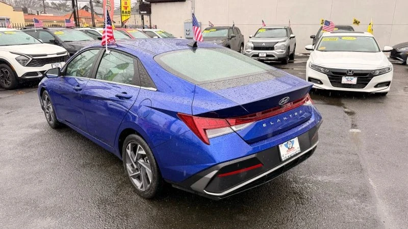 2025 Hyundai Elantra - Image 5 of 12