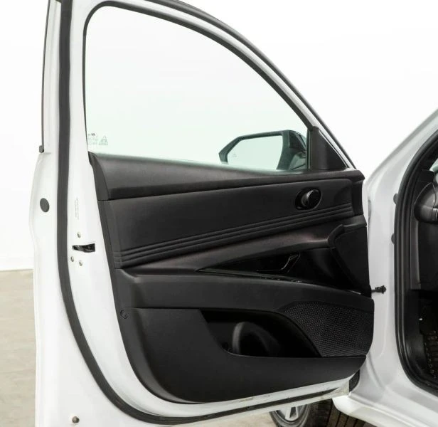 2025 Hyundai Elantra - Image 5 of 12