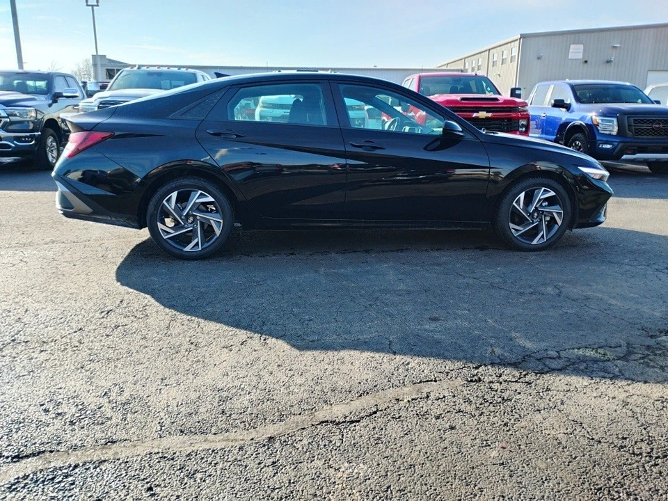 2025 Hyundai Elantra - Image 4 of 12