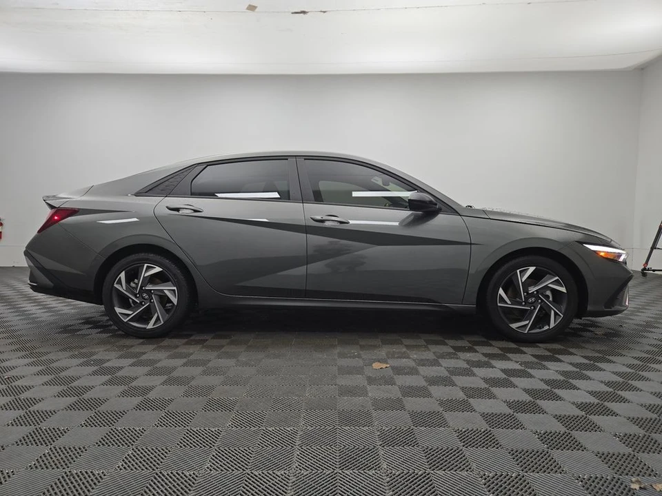 2025 Hyundai Elantra - Image 10 of 12