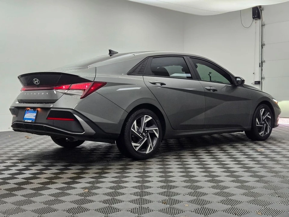 2025 Hyundai Elantra - Image 11 of 12