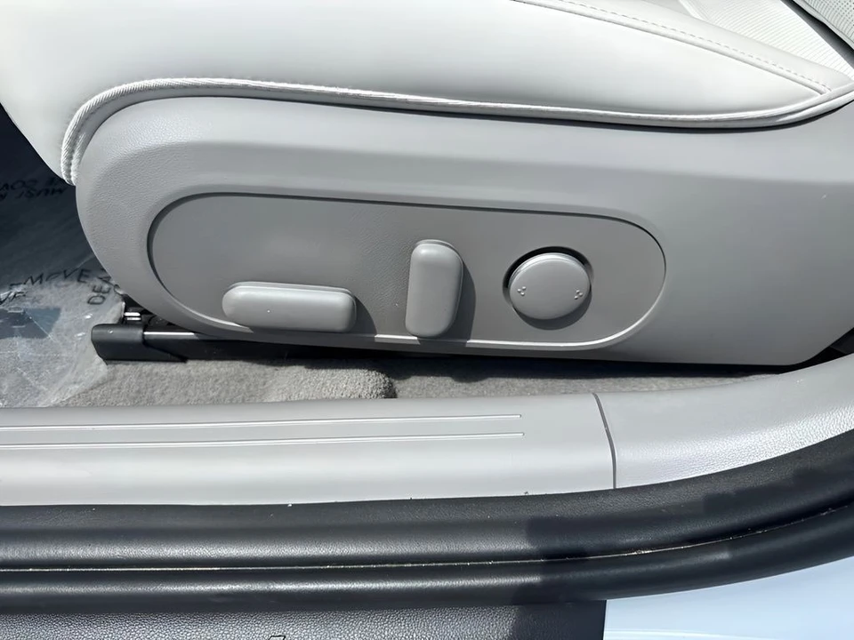 2025 Hyundai Ioniq 6 - Image 10 of 31