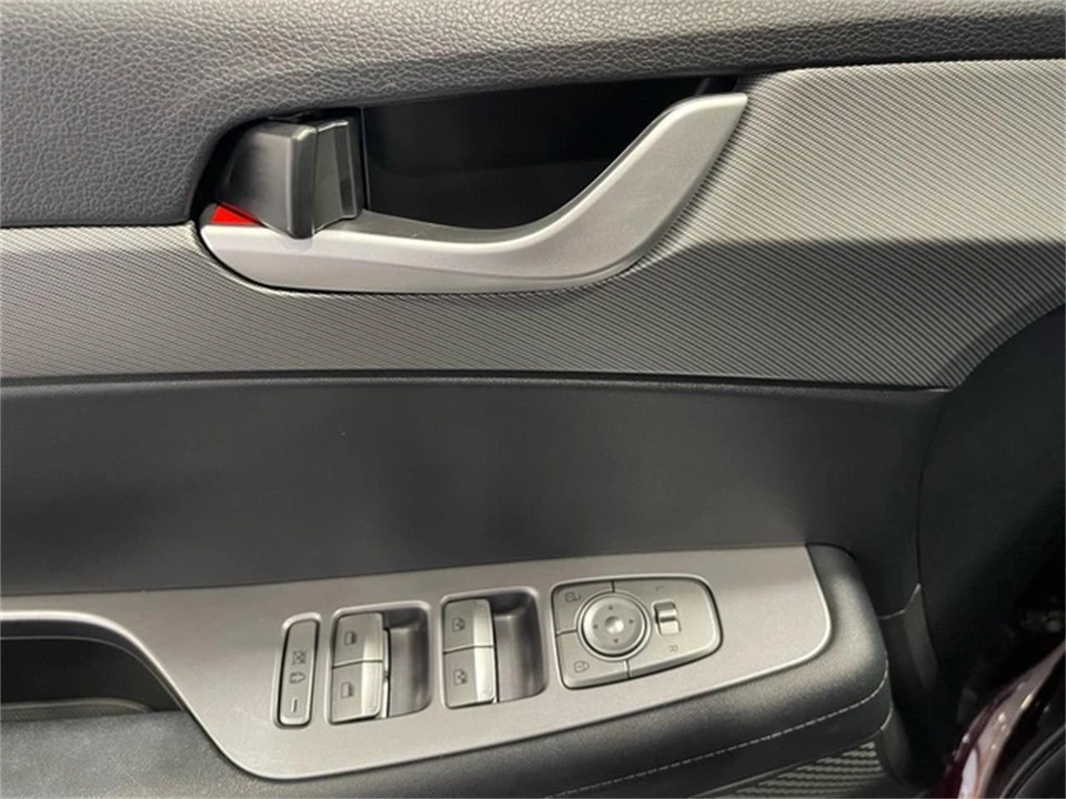 2025 Hyundai Palisade - Image 24 of 31