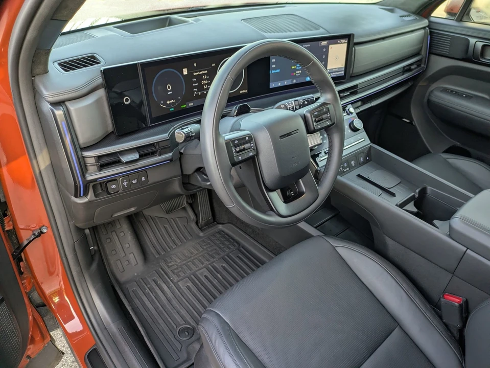 2025 Hyundai Santa Fe - Image 14 of 21