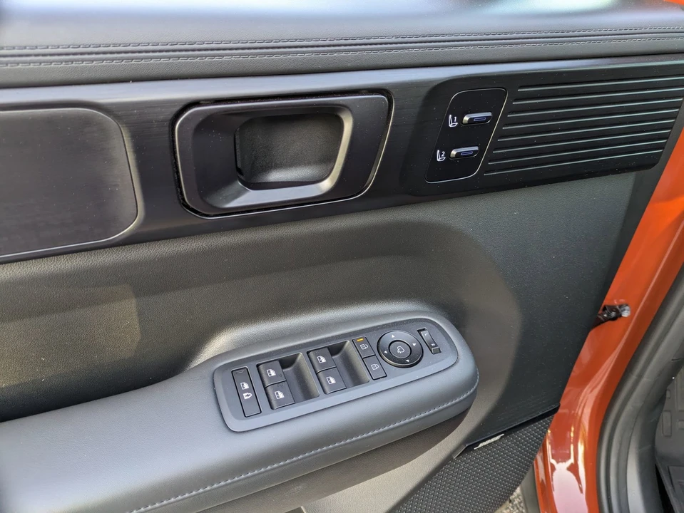 2025 Hyundai Santa Fe - Image 16 of 21
