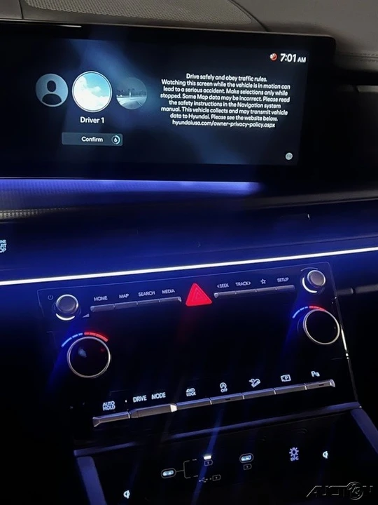 2025 Hyundai Santa Fe - Image 9 of 14