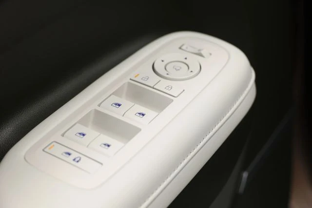 2025 Hyundai Santa Fe - Image 11 of 12