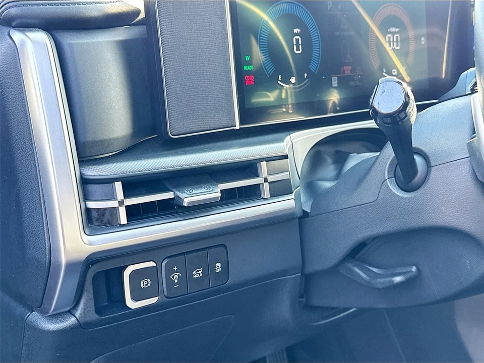2025 Hyundai Santa Fe - Image 10 of 21