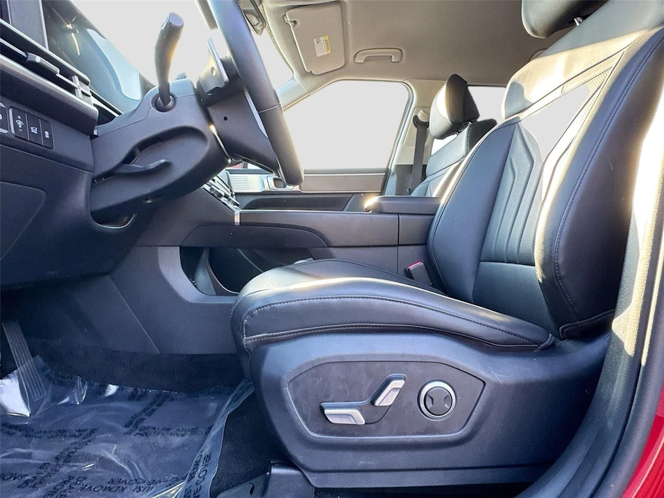 2025 Hyundai Santa Fe - Image 18 of 21