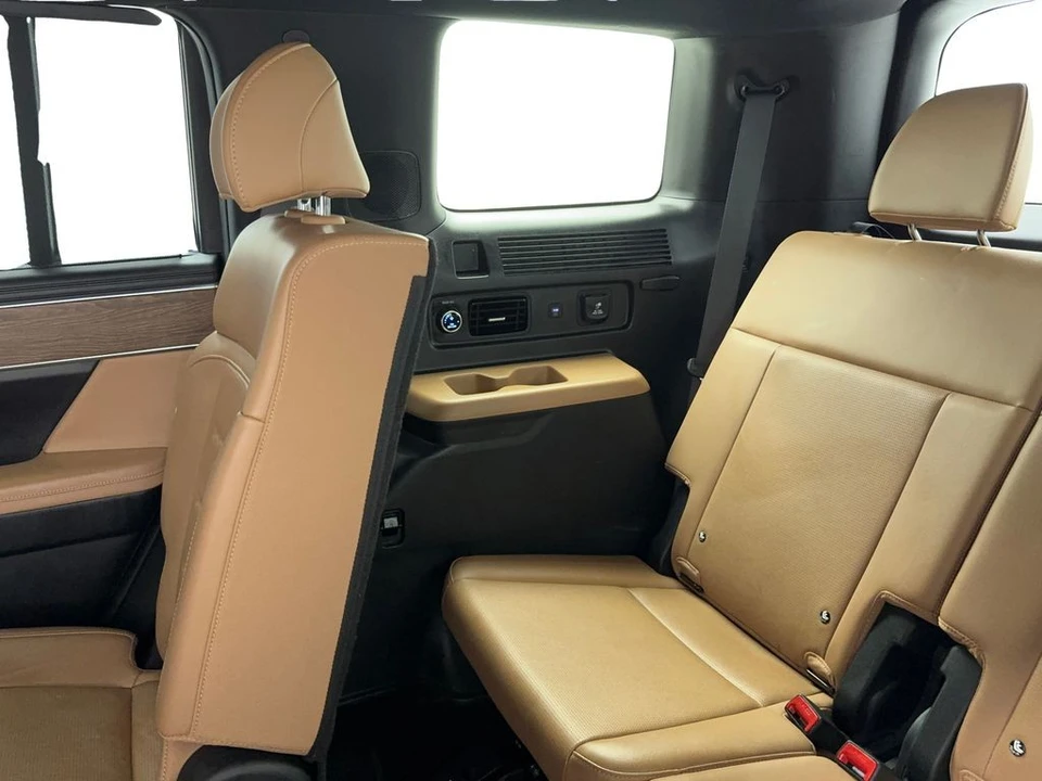 2025 Hyundai Santa Fe - Image 18 of 21