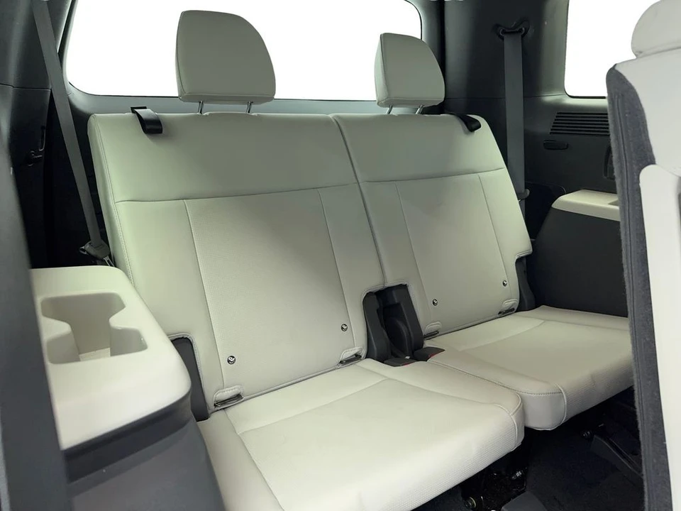 2025 Hyundai Santa Fe - Image 18 of 21