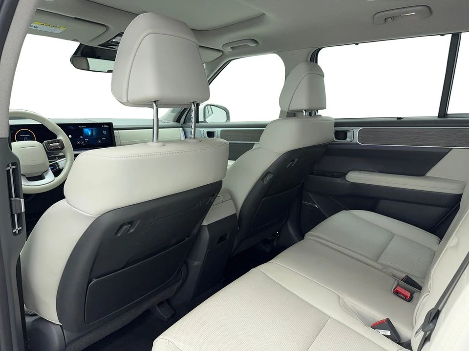 2025 Hyundai Santa Fe - Image 14 of 21