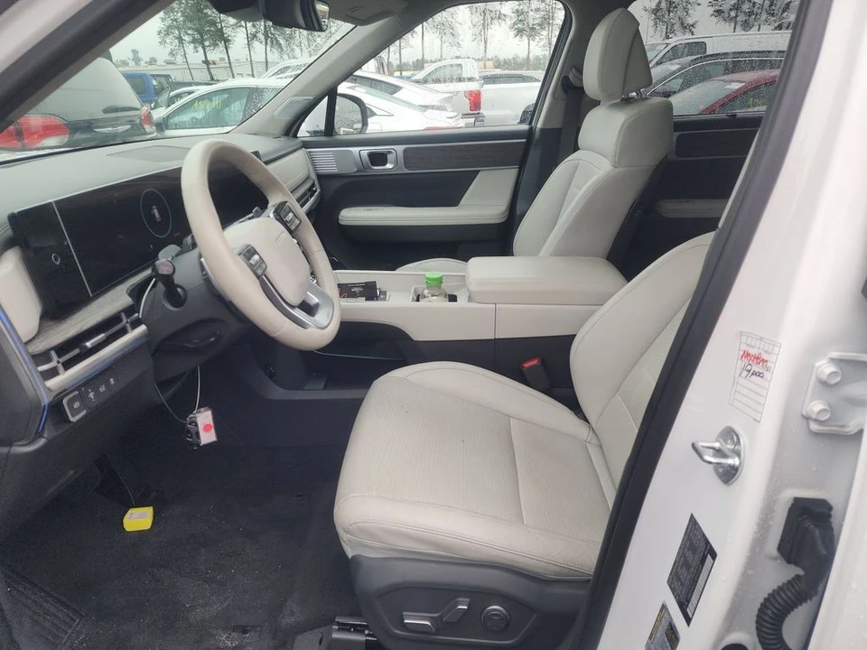 2025 Hyundai Santa Fe - Image 4 of 10