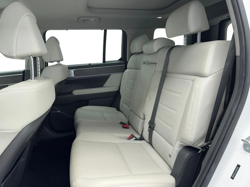 2025 Hyundai Santa Fe - Image 16 of 21